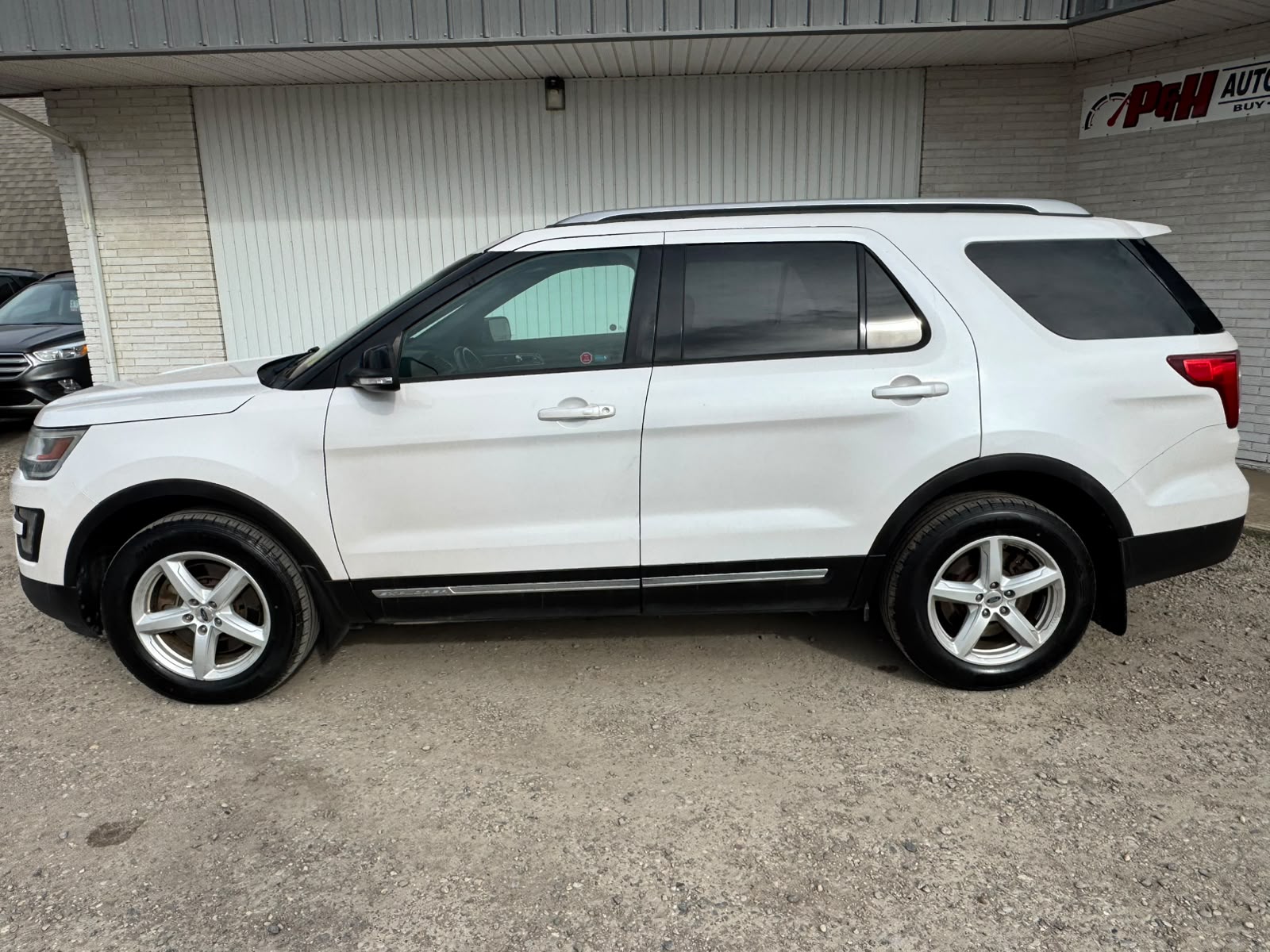 2016 Ford Explorer XLT - Image 2