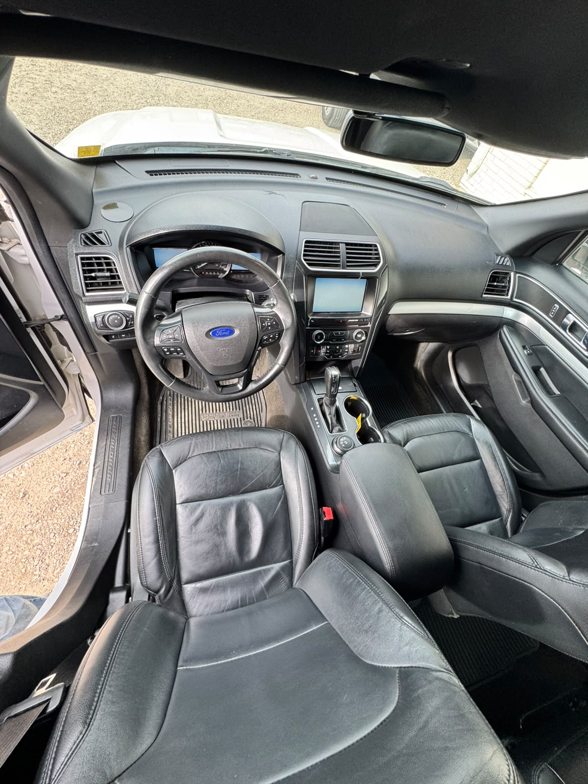 2016 Ford Explorer XLT - Image 13
